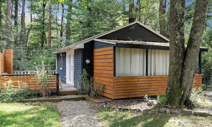 Pocono Pines House | Cozy Pocono Bungalow | Lake Access | Fireplace | Firepit