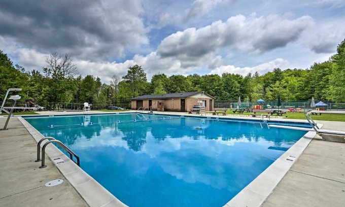 Pocono Lake House | Cozy Pocono Lake Cabin 1 Mile from Arrowhead Lake