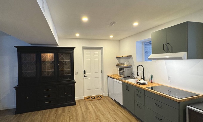 Westbank House | Cozy, Private Newly Renovated Large Bright Suite