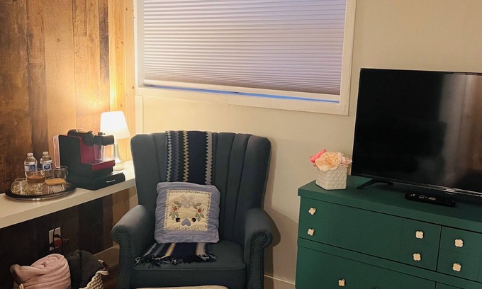 East York Apartment | Cozy private studio, ensuite bath & free parking