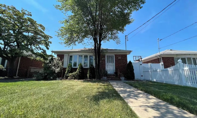 Queens House | Cozy Queens Retreat w/Family Amenities & Parking