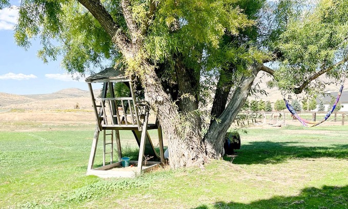 Snowbird House | Cozy Ranch House with a Hot Tub