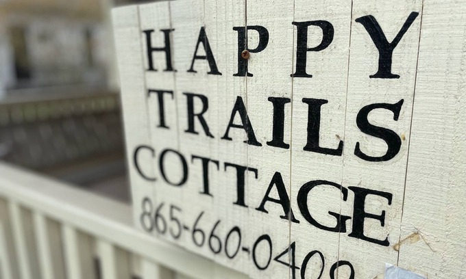 Damascus Cabin | Cozy retreat in Damascus on the AT and Creeper Trail. Pet Friendly!