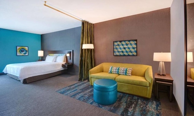Downtown Tucson Hotel | Cozy Retreat: Pool, Kitchen, Free Breakfast, and Parking for Your Comfort!