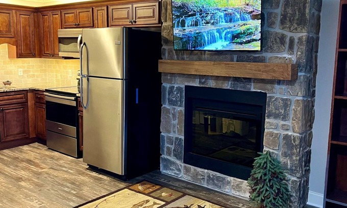 Townsend Condo | Cozy Riverside Studio in the Heart of Townsend