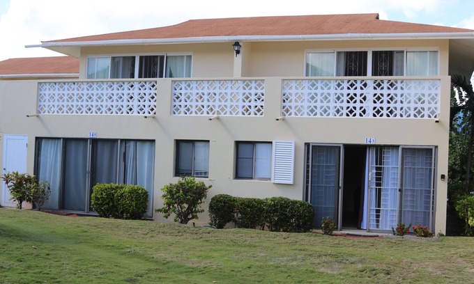 Frigate Bay House | Cozy Romantic Bungalow — 3 min walk to the beach, in front of the golf course!
