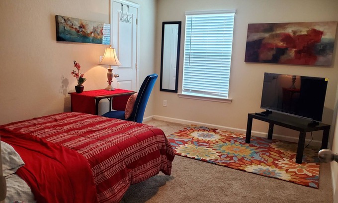 Cartersville House | Cozy room/bath in captivating Cartersville. Close to Hyundi plant, Piedmont Hosp