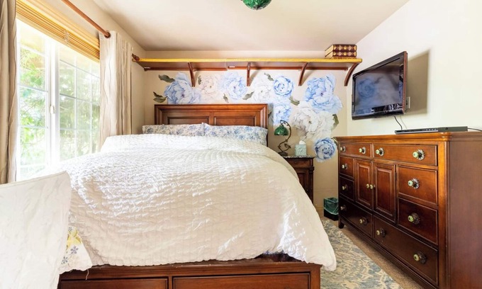 Holly House | Cozy Room with Heavenly Featherbed and Private Bath