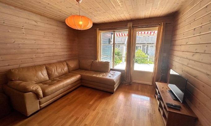 Alna Apartment | Cozy Scandinavian apartment central in Oslo - free parking and close to many amenities