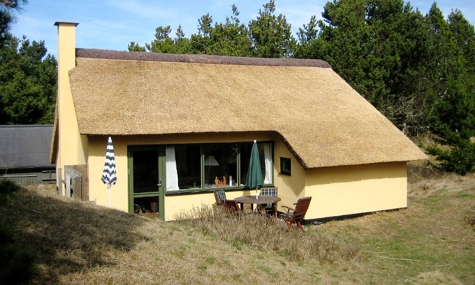 Øhuse House | Cozy stone holiday home on dune plot, with WiFi and oven