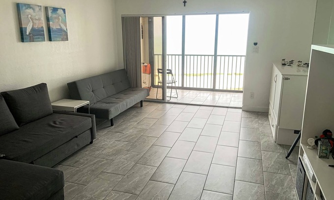 Sand Key Apartment | Cozy studio condo with beachview and shared pool, hot tub, & tennis courts