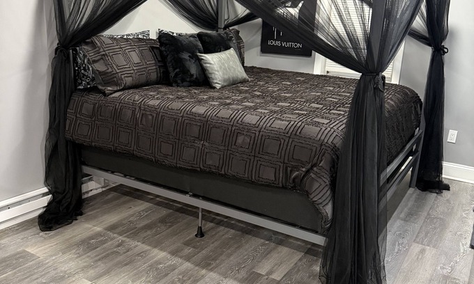 Collingdale Apartment | Cozy studio with. Beautiful King Size Bed, WiFi and AC in fabulous Collingdale