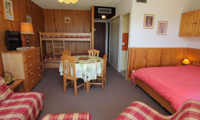 La Toussuire Apartment | Cozy studio with south-facing terrace - Near slopes and shops