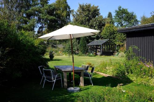 Vejby House | Cozy summer cottage with orangery close to Heatherhill and Beach