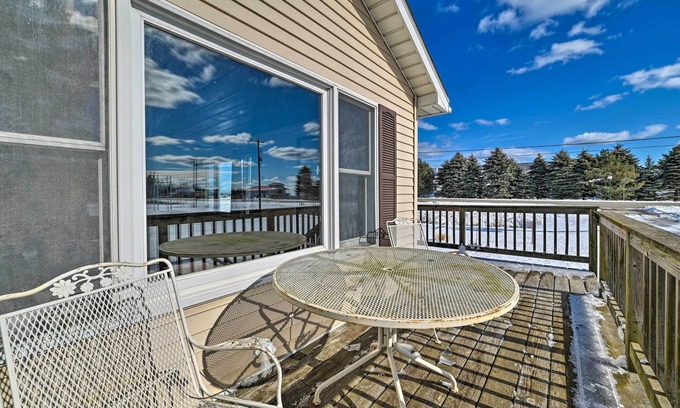 Tawas City Cottage | Cozy Tawas City Home w/Views of Lake Huron!