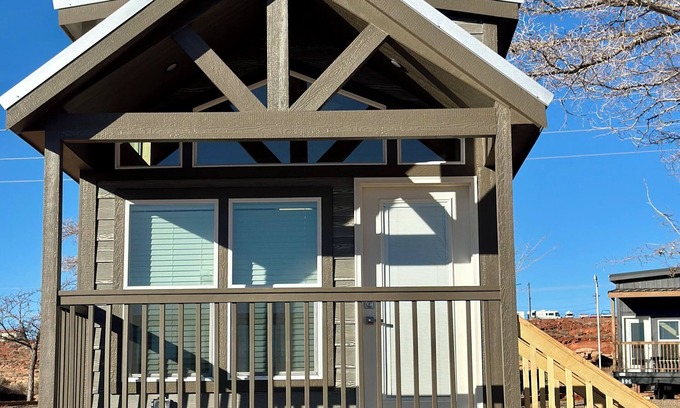 Page Cabin | Cozy Tiny Home King Room #22B