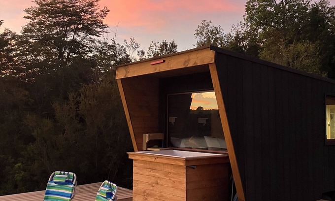 Calbuco Cabin | Cozy TinyHouse in Patagonia Costa with hot tub by the Sea