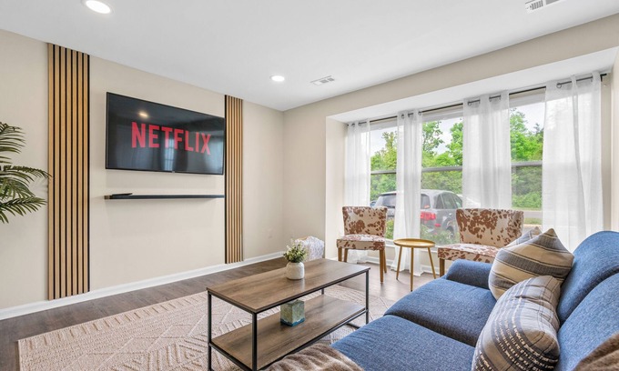 Sterling House | Cozy Townhome - 7 min from Dulles Aiport/35 min to DC!