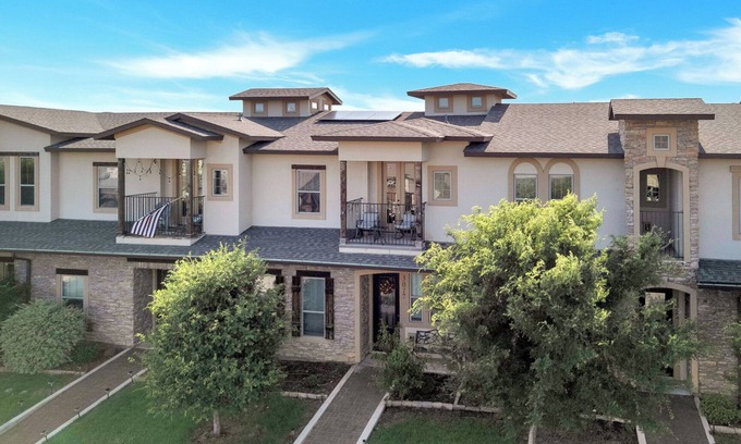 Denton House | Cozy Townhome just minutes away from UNT, TWU & Downtown Denton. Pet Friendly!