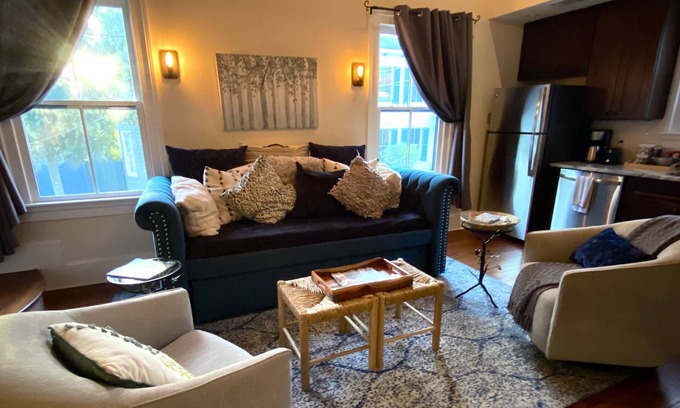 Savannah Victorian District House | Cozy, upscale Savannah carriage house, walk to all!