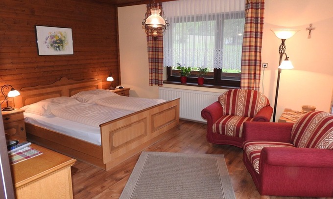Kernhof Apartment | Cozy vacation apartment with large balcony (pets allowed)