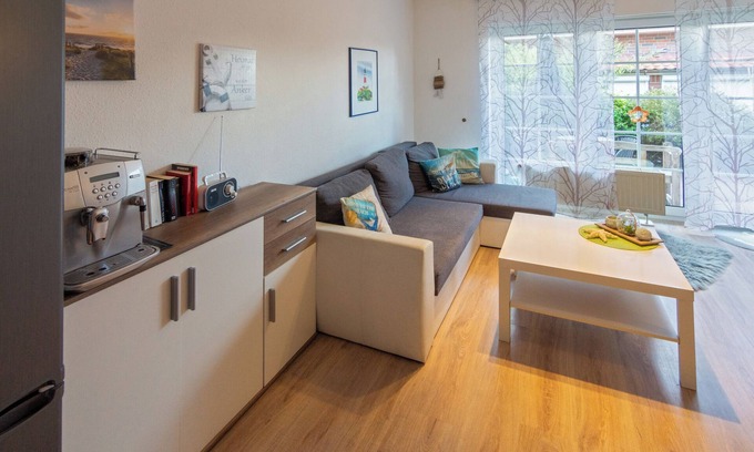 Westeraccumersiel Apartment | Cozy vacation apartment Klein Kluntje in Dornumersiel with terrace