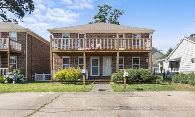 Chic's Beach House | COZY & VIRGINIA BEACH UNIT CLOSE TO DIRECT BEACH ACCESS!