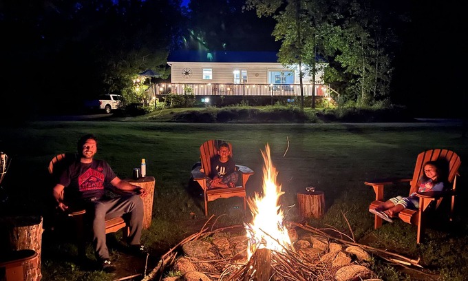 Arden Cottage | Cozy Waterfront Family Cottage - Arden on the Lake (Pet Friendly!)