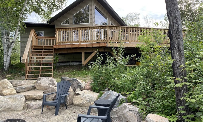 Hillside Beach Cottage | Cozy wooded cottage, with stunning tree-top views & 3 mins from the beach!