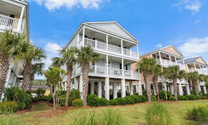 Garden City House | Crabby Paddy: Short Walk To Beach, Amazing Sunset Views