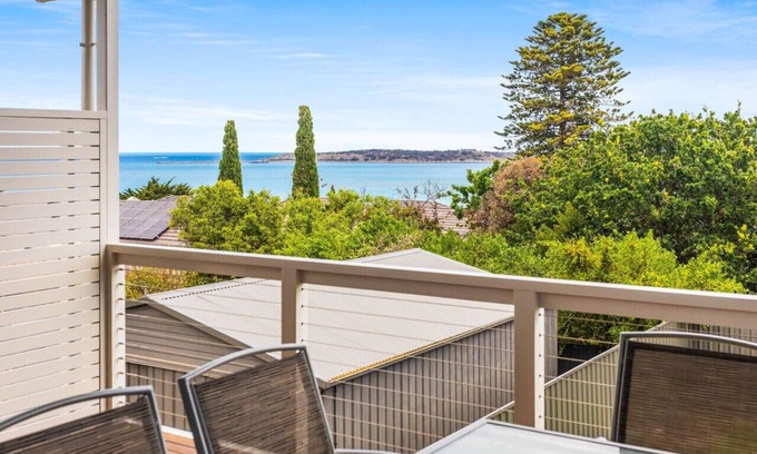 McCracken House | Cracken Views Contemporary oasis in Victor Harbor