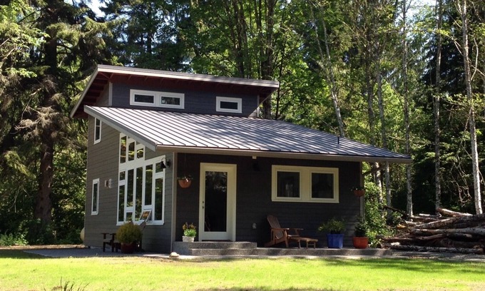 Deming House | Craftsman Guesthouse/Private/Wooded acreage/Hike, Bike, Ski, Read, Relax