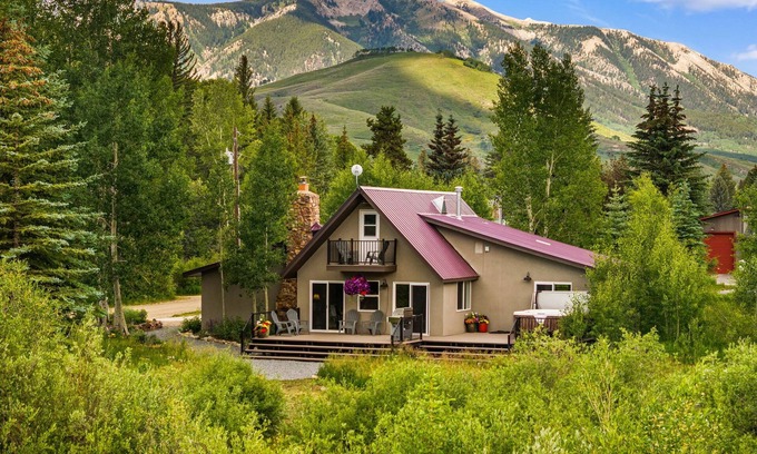 Crested Butte House | Creek Side Getaway