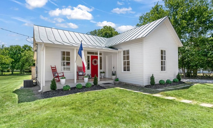 Fredericksburg House | Creek St. Guesthaus | 2/2 | 2 Blocks to Main St., Fire-pit & Grill