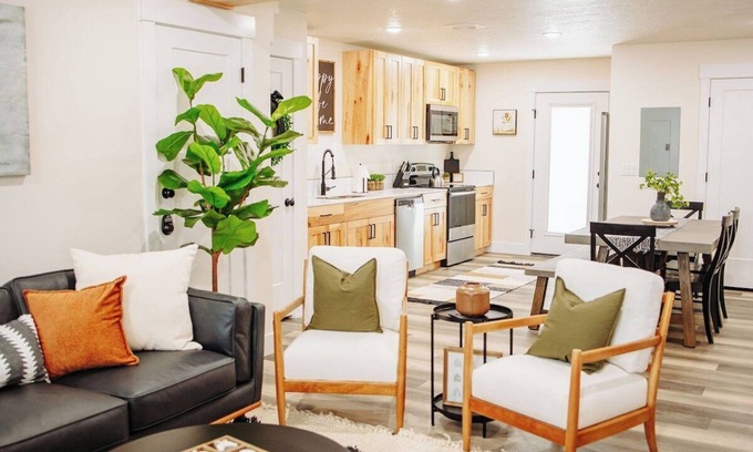 McCammon House | Creekside Cabin Ponderosa- ONE BR, Stay near Lava!