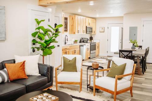 McCammon House | Creekside Cabin Ponderosa-stay with views near Lava