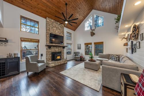 Dogwood Mountain House | Creekside Cabin - Pup-friendly With Ac