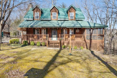 Gatlinburg - Pigeon Forge House | Creekside Cottage is peaceful welcoming dog friendly cabin with amazing views of the valley