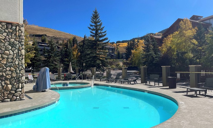 Crested Butte Condo | Crested Butte Condo with King Bed, Outdoor Pool and Hot Tub