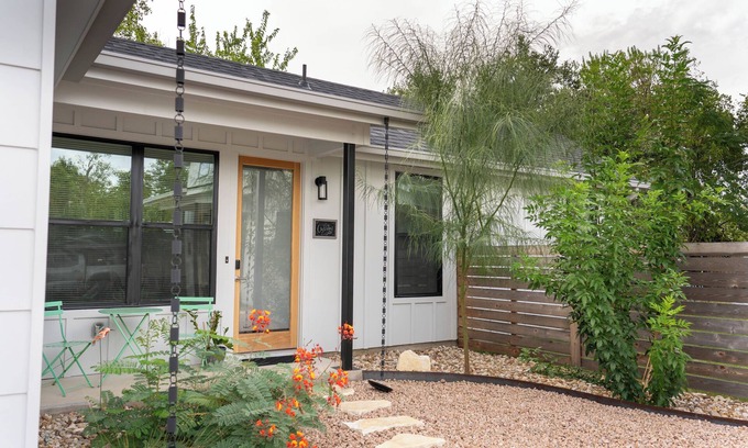 Crestview House | Crestview Casita: Relaxing base near city hotspots