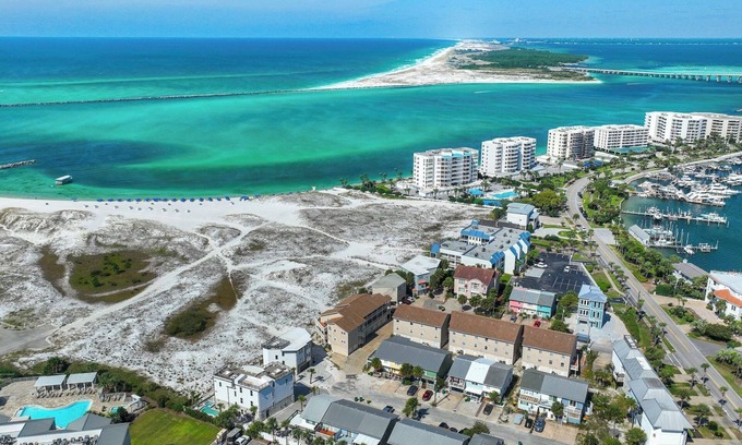 Holiday Isle House | Crimson Cottage nestled between sugary white beaches and Destin Harbor