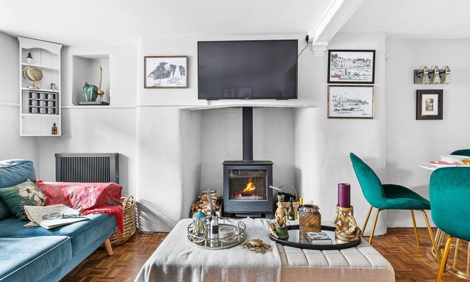 Dittisham Cottage | Crooks Cottage (Dittisham) - sleeps 4 guests in 2 bedrooms