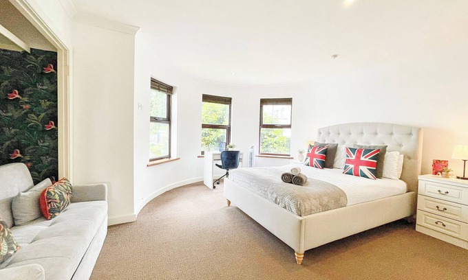 Crouch End Apartment | Crouch End 4BR 3Bath Home w/Private Balcony & FREE Parking - Alexandra Palace