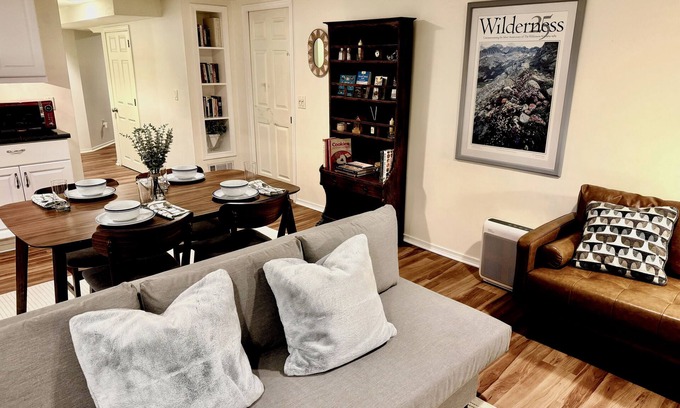 Laurelhurst House | Crow Ridge - 5min from Hollywood MAX stop. 1b/1b with private entrance and patio