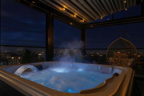 Bucharest City-Centre Apartment | Crown Penthouse - Luxurious, Spa & Vista , by Uni88 ApartHotel