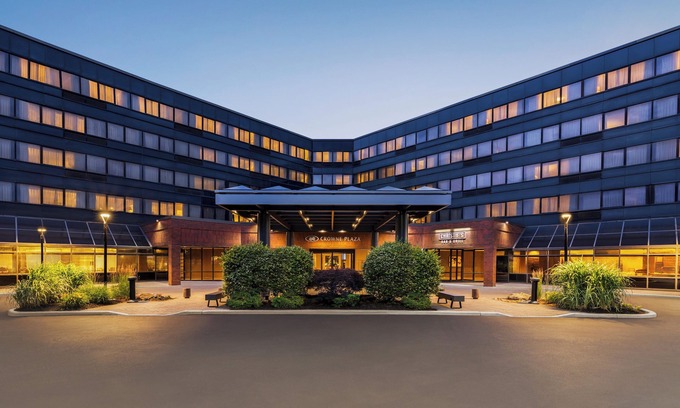 Edison Hotel | Crowne Plaza Edison by IHG