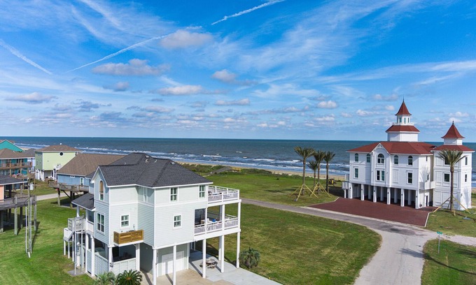 Port Bolivar House | Crystal Beachscape w/Pool, Beach, and Arcade!