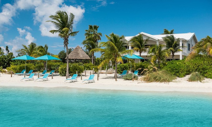 Ocean Point Villa | Crystal Sands BEACHFRONT Villa! Private pool! Best Value for Families & Couples!