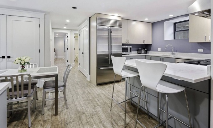 North Center Apartment | Cubs Playoffs getaway 2BR 2BA Apartment near Wrigley Field