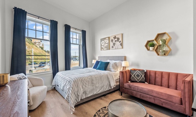 Playa Del Rey House | Culver Lofts B by AvantStay | Steps to the Beach & Restaurants! | Modern Studio